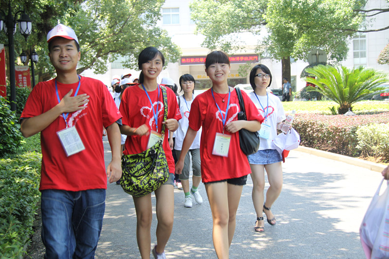 2011年7月社会实践活动调查组的三位志愿者_副本.jpg